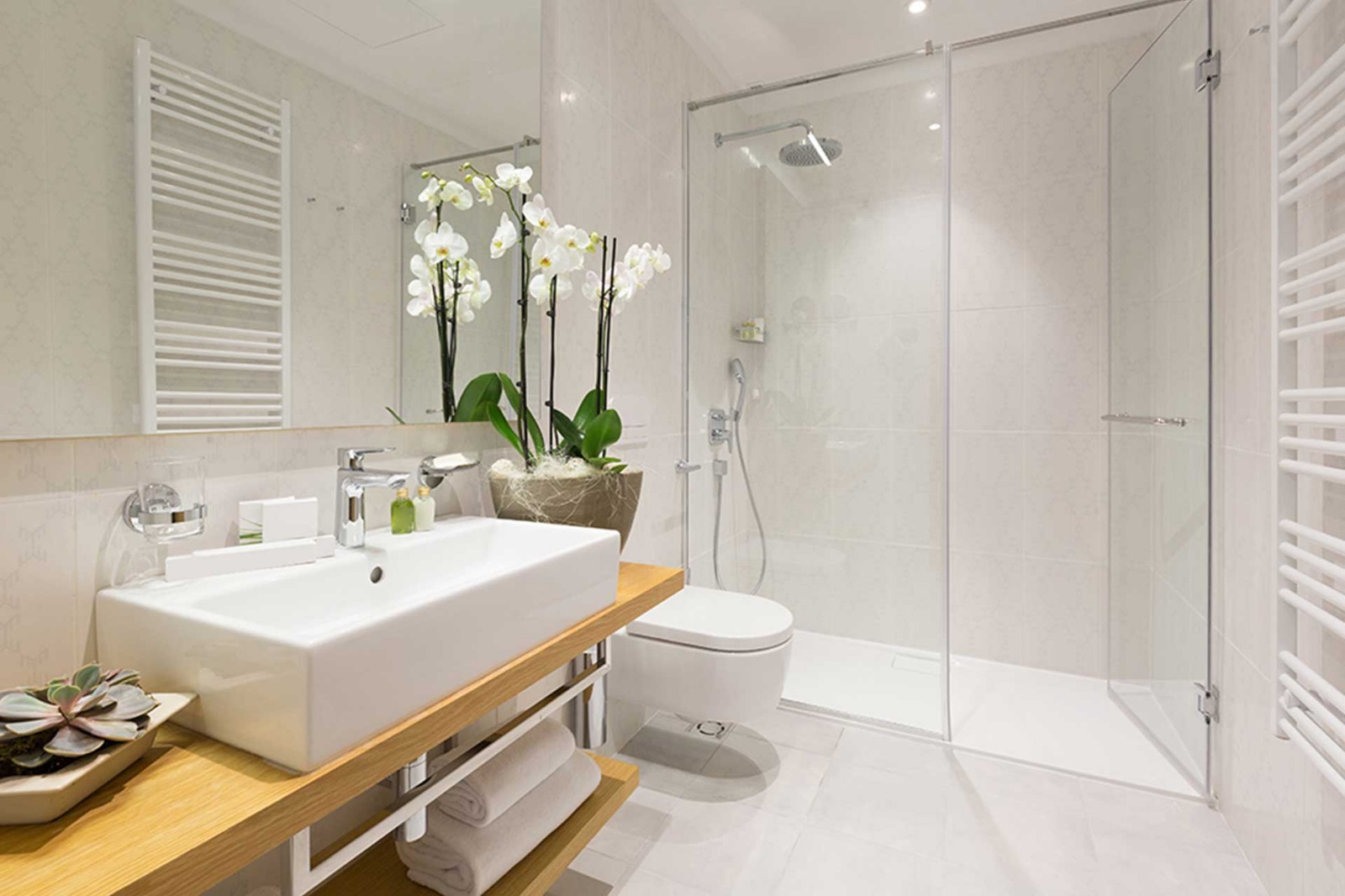 How a Wet Room Shower Screen Enhances Bathroom Space